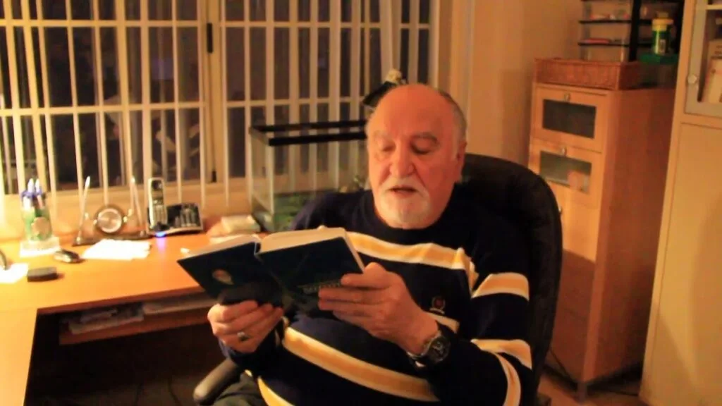 Ushangi Rizhinashvili reads the poem «Быть птицей»